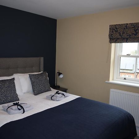 Canal View Cottage With Log Fire & Parking Blisworth Екстериор снимка