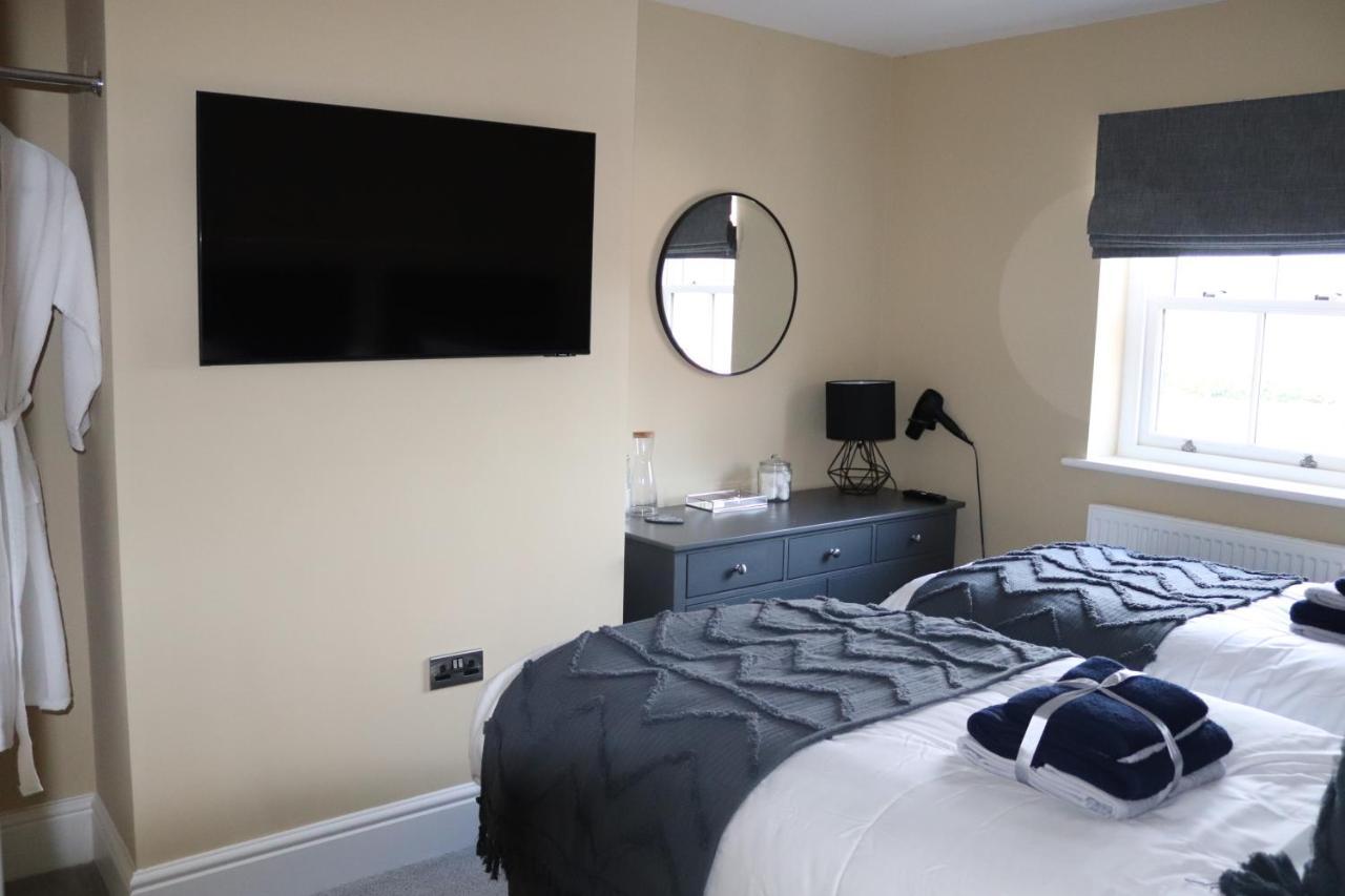 Canal View Cottage With Log Fire & Parking Blisworth Екстериор снимка