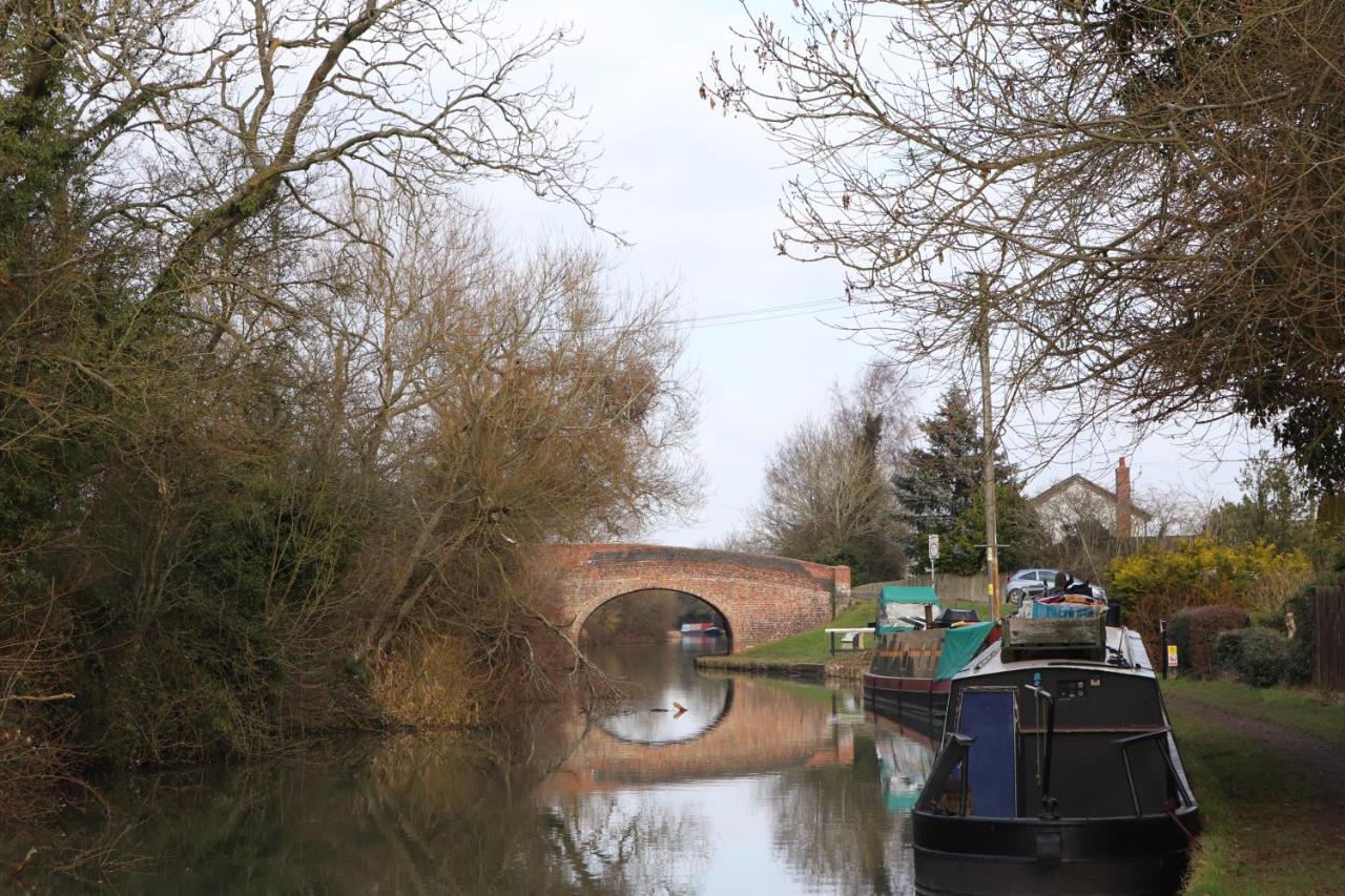 Canal View Cottage With Log Fire & Parking Blisworth Екстериор снимка
