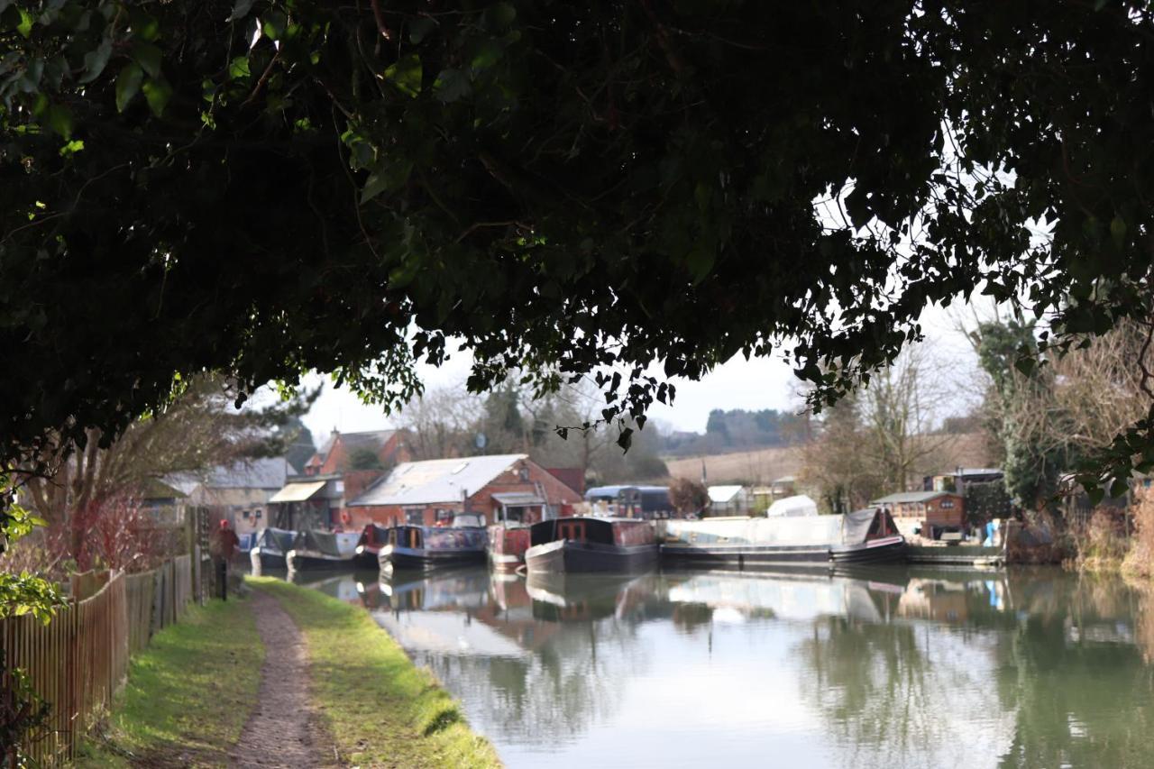 Canal View Cottage With Log Fire & Parking Blisworth Екстериор снимка