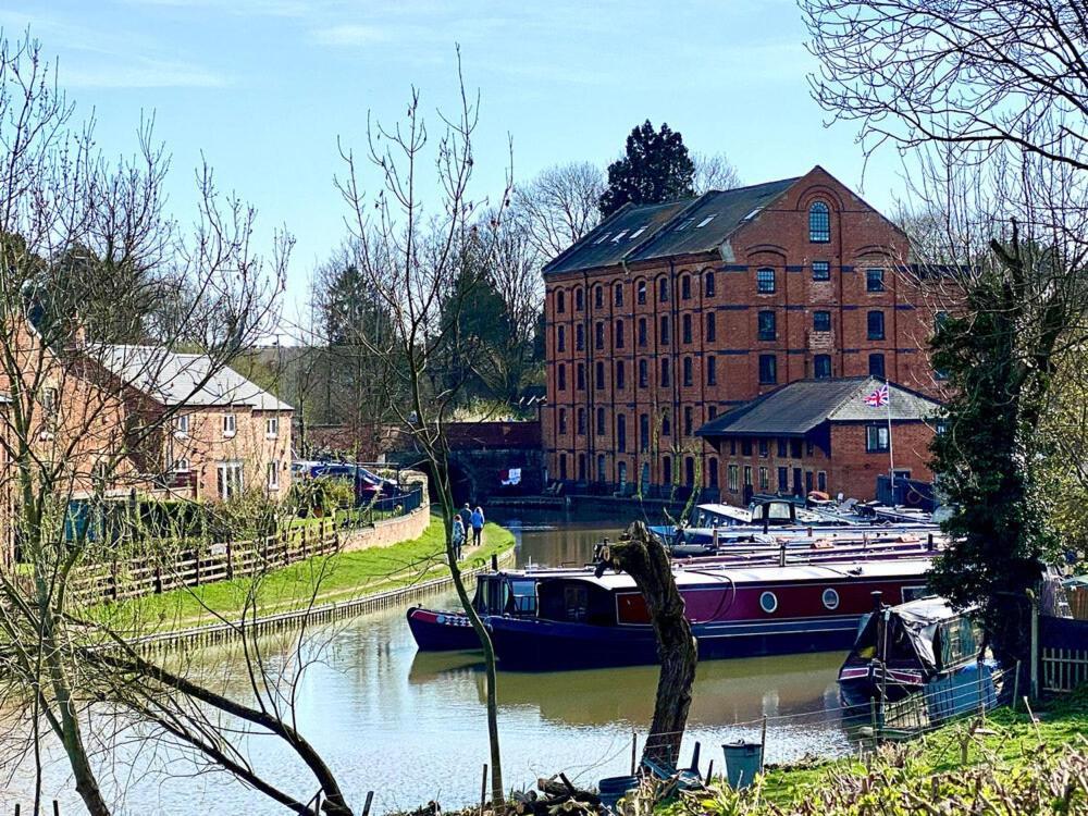 Canal View Cottage With Log Fire & Parking Blisworth Екстериор снимка